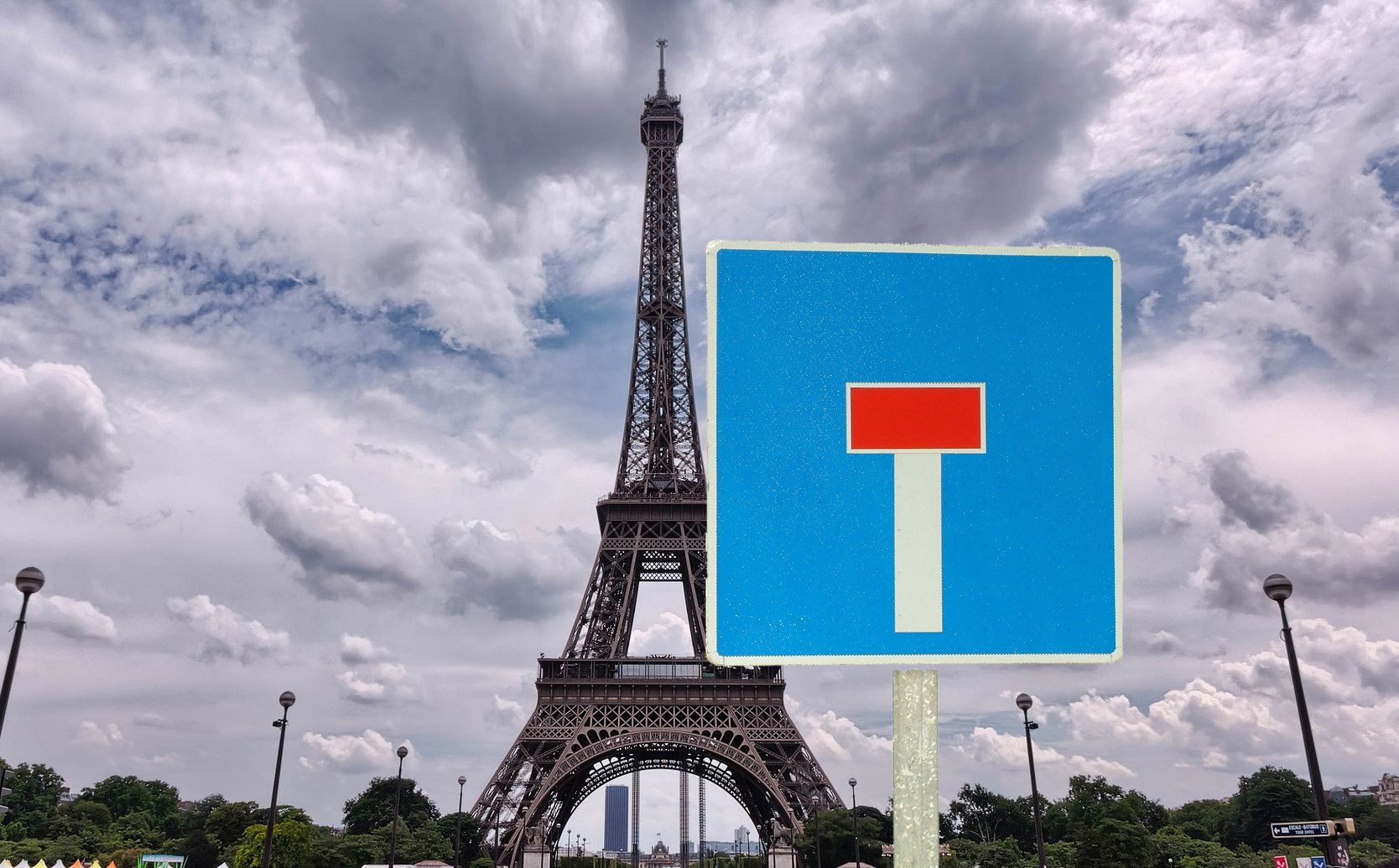 Panneau sans-issue devant la Tour Eiffel