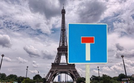 Panneau sans-issue devant la Tour Eiffel