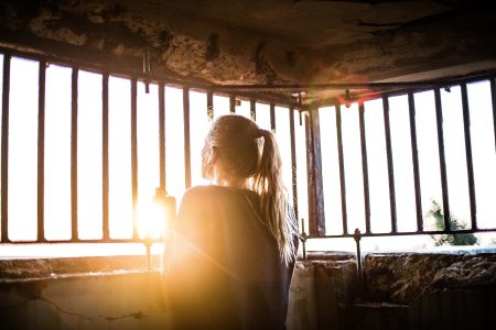 Personne regardant l'extérieur à la fin du confinement